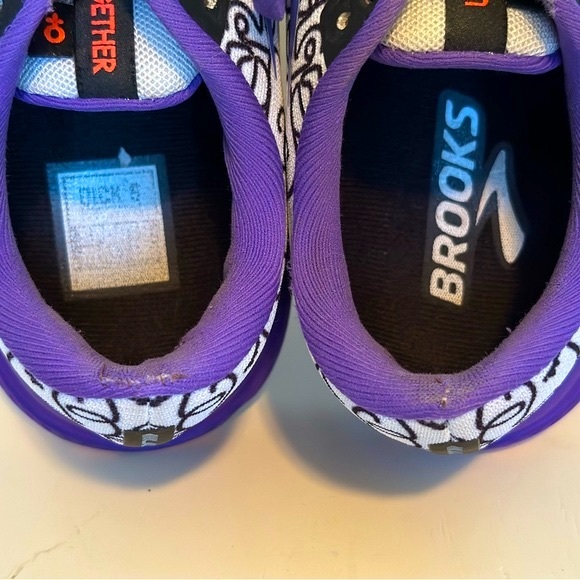LIMITED EDITION Brooks Women's Running Shoes SIZE 8 - Picture 8 of 10
